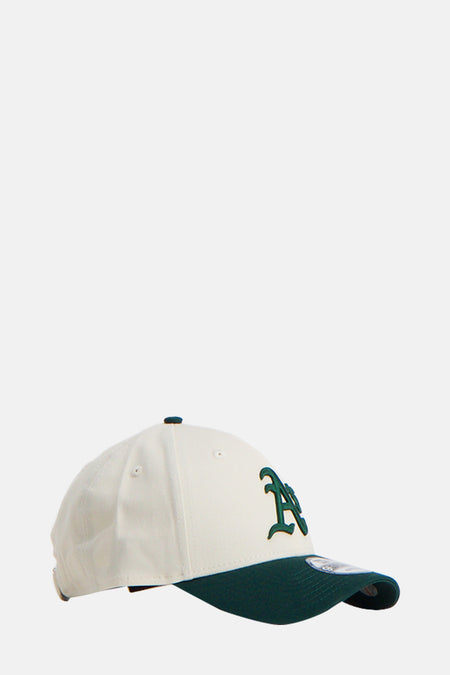 Beige pet van NEW ERA, met een donkergroene klep en geborduurde logo details.