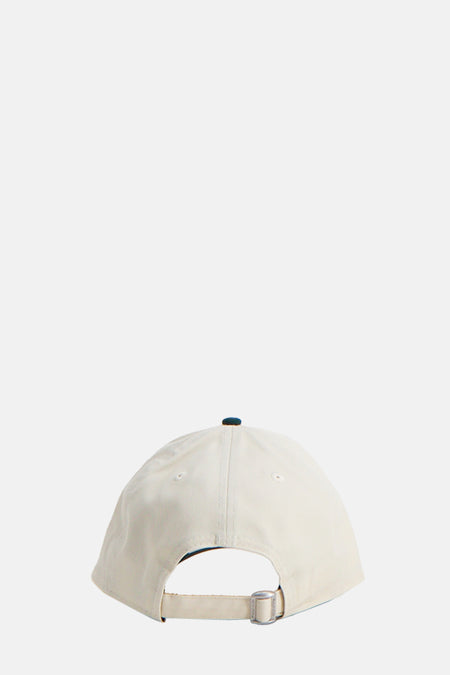 Beige pet van New Era, met verstelbare band aan de achterkant.
