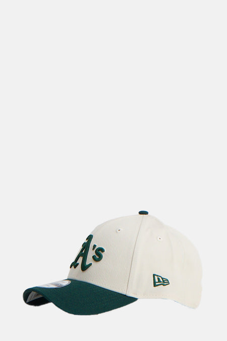 Beige pet van NEW ERA, met groene klep en logo van het team.