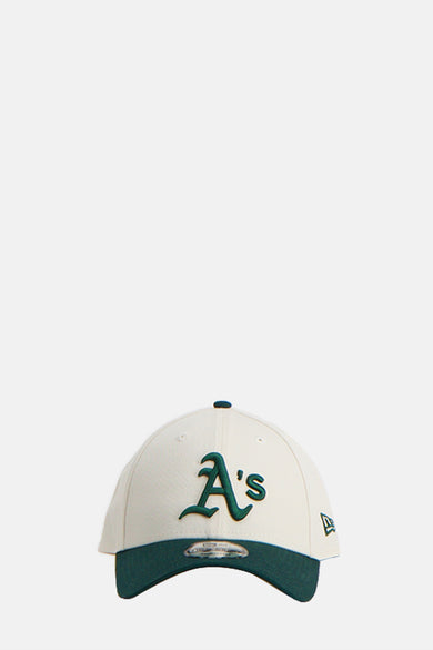 Beige pet van NEW ERA, met groene klep en logo.
