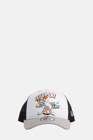Multikleurige pet van New Era, met 'Tom and Jerry' design en 'Let's Play' opschrift.
