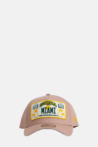Beige pet van NEW ERA met een opdruk van een kentekenplaat van Florida.
