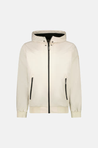 Beige korte jas van Cars, met capuchon en zwarte details zoals de ritsen.
