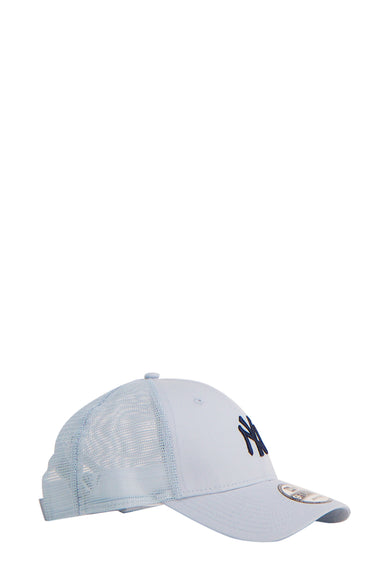 Casquette bleue de NEW ERA, avec un dos en mesh et un logo brodé.