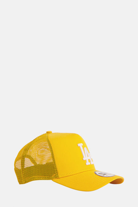 Gele pet van New Era met witte "LA" logo op de voorkant, en mesh achterkant.