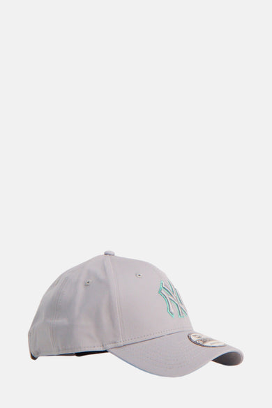 Casquette grise de New Era, avec logo brodé sur le devant en vert clair, côté gauche.