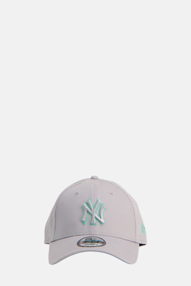 Casquette grise de New Era avec le logo des New York Yankees turquoise sur l'avant.