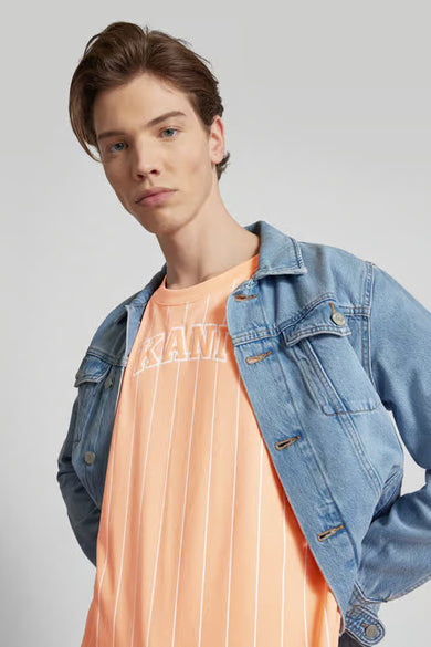 Oranje T-shirt met korte mouwen van Karl Kani, met witte verticale strepen en denim jack.