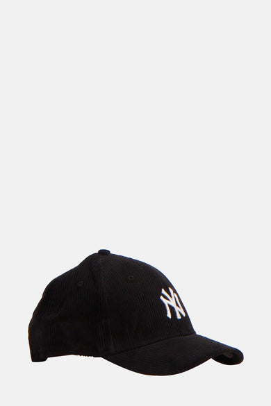 Chapeau noir de NEW ERA, avec le logo New York Yankees blanc sur le côté, en tissu corduroy.