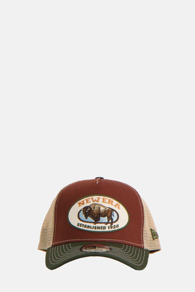 Multikleurige pet van NEW ERA met buffel-logo op bruine voorkant en beige mesh-achterkant.