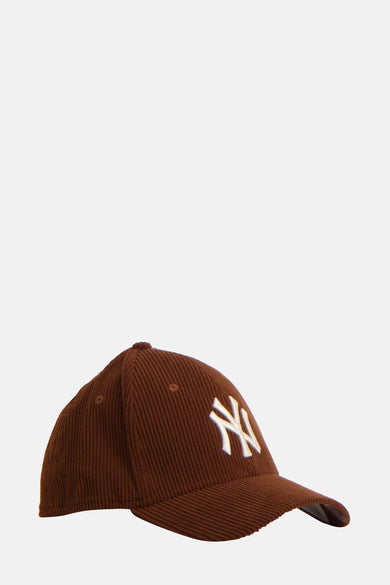 Bruine pet van NEW ERA, met een wit geborduurd logo aan de voorkant.