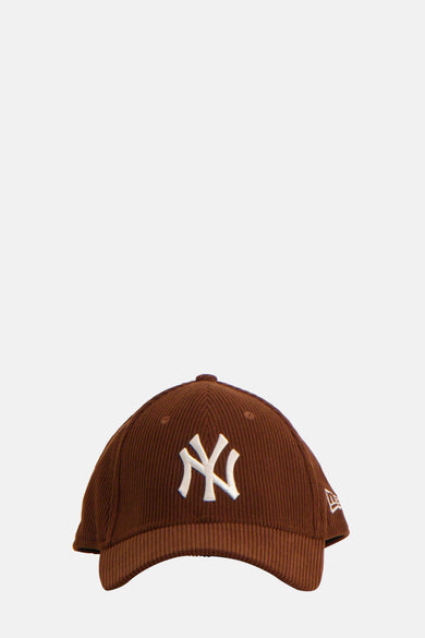 Bruine pet van NEW ERA, met een wit Yankees-logo en een corduroy textuur.
