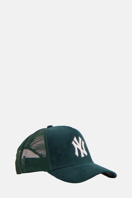 Groene pet van NEW ERA, met witte NY-logo op de voorkant, en mesh aan de achterkant.