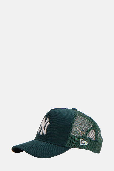 Groene pet van NEW ERA, met witte geborduurde New York Yankees logo aan de voorkant, en mesh achterkant.
