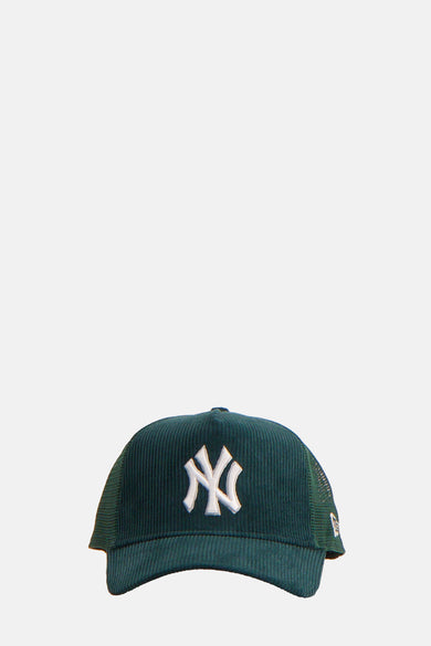 Groene pet van NEW ERA, met het Yankees logo in het wit, en een corduroy stof.
