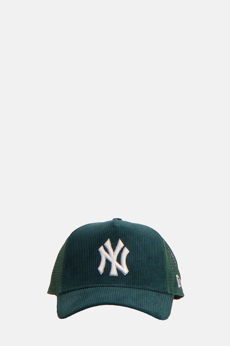 Groene pet van NEW ERA, met het Yankees logo in het wit, en een corduroy stof.
