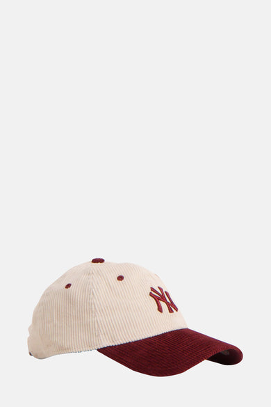 Multicolor pet van NEW ERA, met geborduurd New York Yankees logo aan de voorkant.