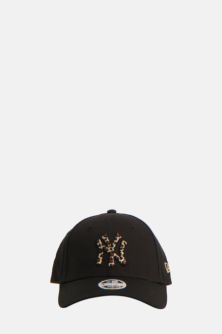 Zwarte pet van New Era, met een luipaardprint New York Yankees logo op de voorkant.