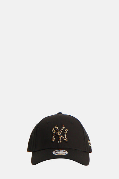 Chapeau noir de New Era, avec un imprimé léopard du logo New York Yankees sur l'avant.