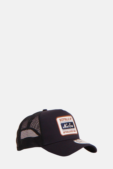 Casquette bleue marine de New Era, avec des détails en mesh sur les côtés et une patch à l'avant.
