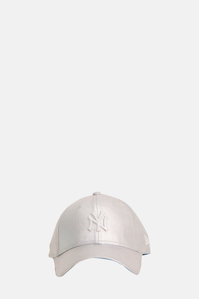 Zilveren pet van New Era, met een subtiel logo op de voorkant.
