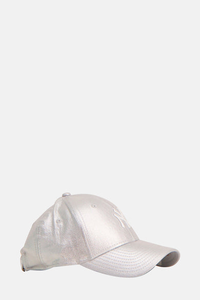 Zilverkleurige pet van NEW ERA met een subtiel geborduurd logo aan de voorkant.
