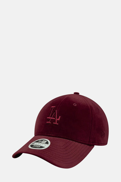 Rode pet van NEW ERA met een geborduurd 'LA' logo op de voorkant.