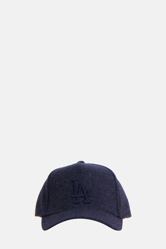 Blauwe pet van NEW ERA, met een geborduurde 'LA' logo op de voorkant.