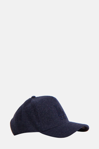 Blauwe pet van NEW ERA, met een geborduurd logo aan de voorkant.

