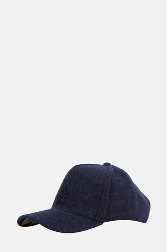 Blauwe pet van New Era, met geborduurd logo op de voorkant.