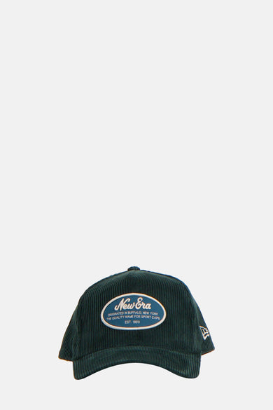 Groene pet van NEW ERA met een corduroy textuur en een opvallende logopatch.

