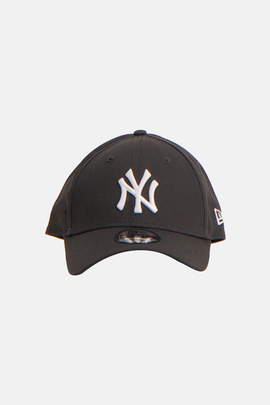 Casquette grise NEW ERA, vue de dos avec une fermeture réglable.