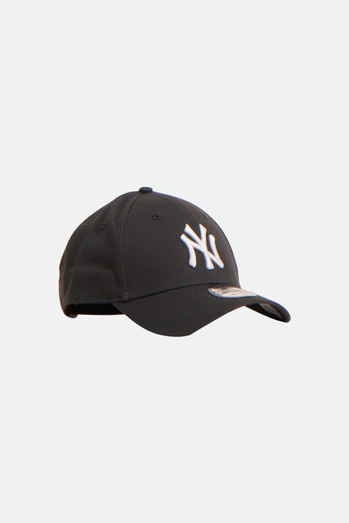 Casquette grise NEW ERA avec un logo New York Yankees brodé en blanc.