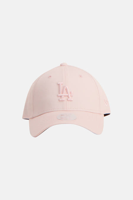 Roze pet van NEW ERA, met geborduurde LA-logo en subtiele details.
