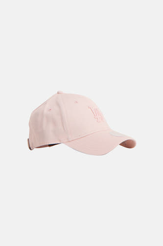 Casquette rose de New Era, avec un logo brodé sur le devant.