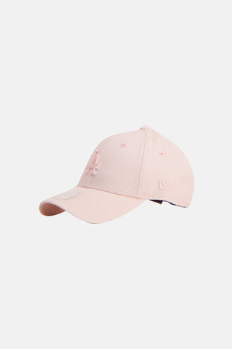 Casquette rose New Era, avec logo sur le devant et logo latéral.