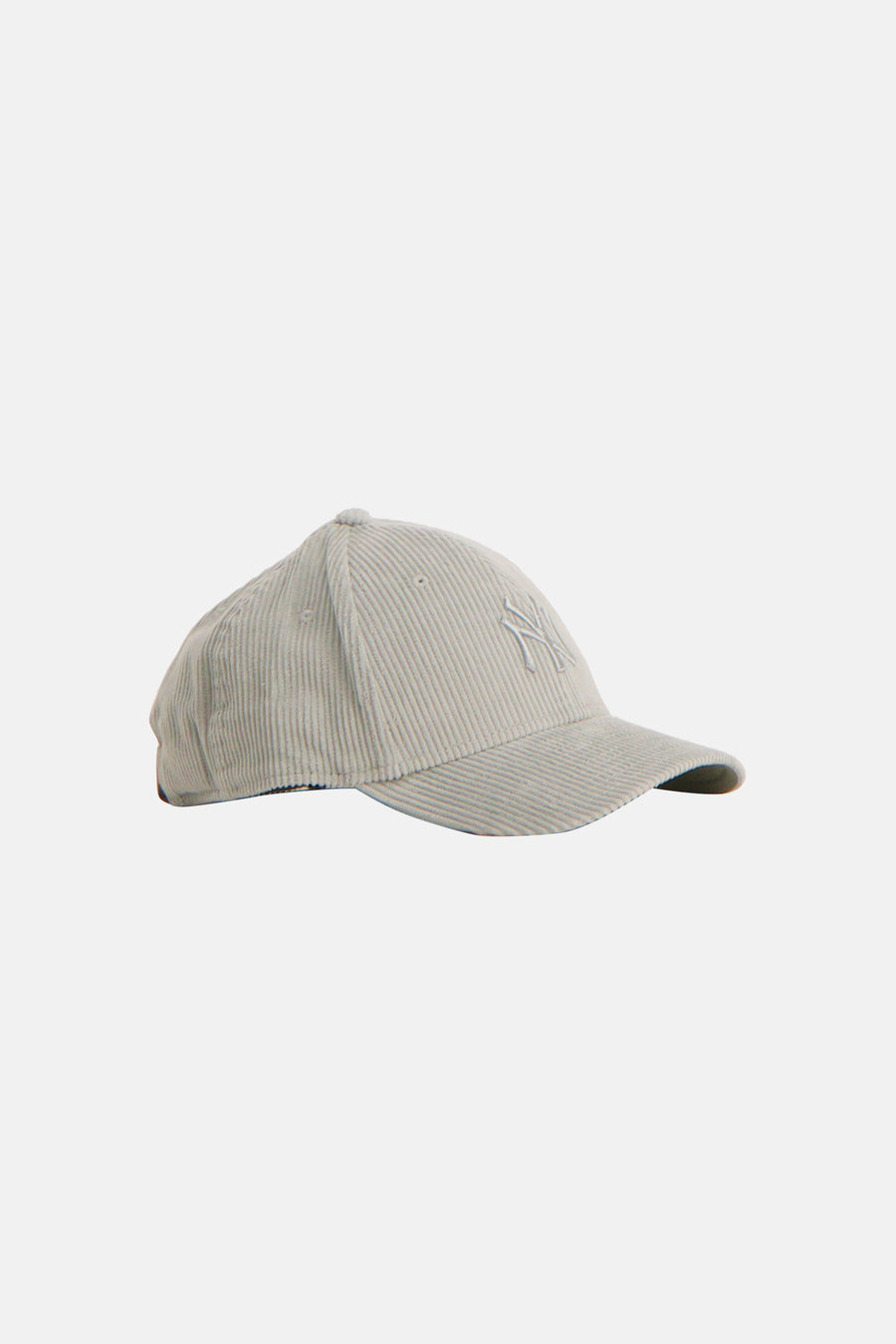 Casquette verte de NEW ERA, avec logo subtil et texture velours côtelé.