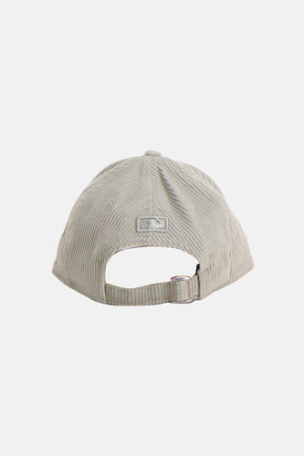 Casquette verte de NEW ERA, avec une texture velours côtelé et une sangle réglable à l'arrière.