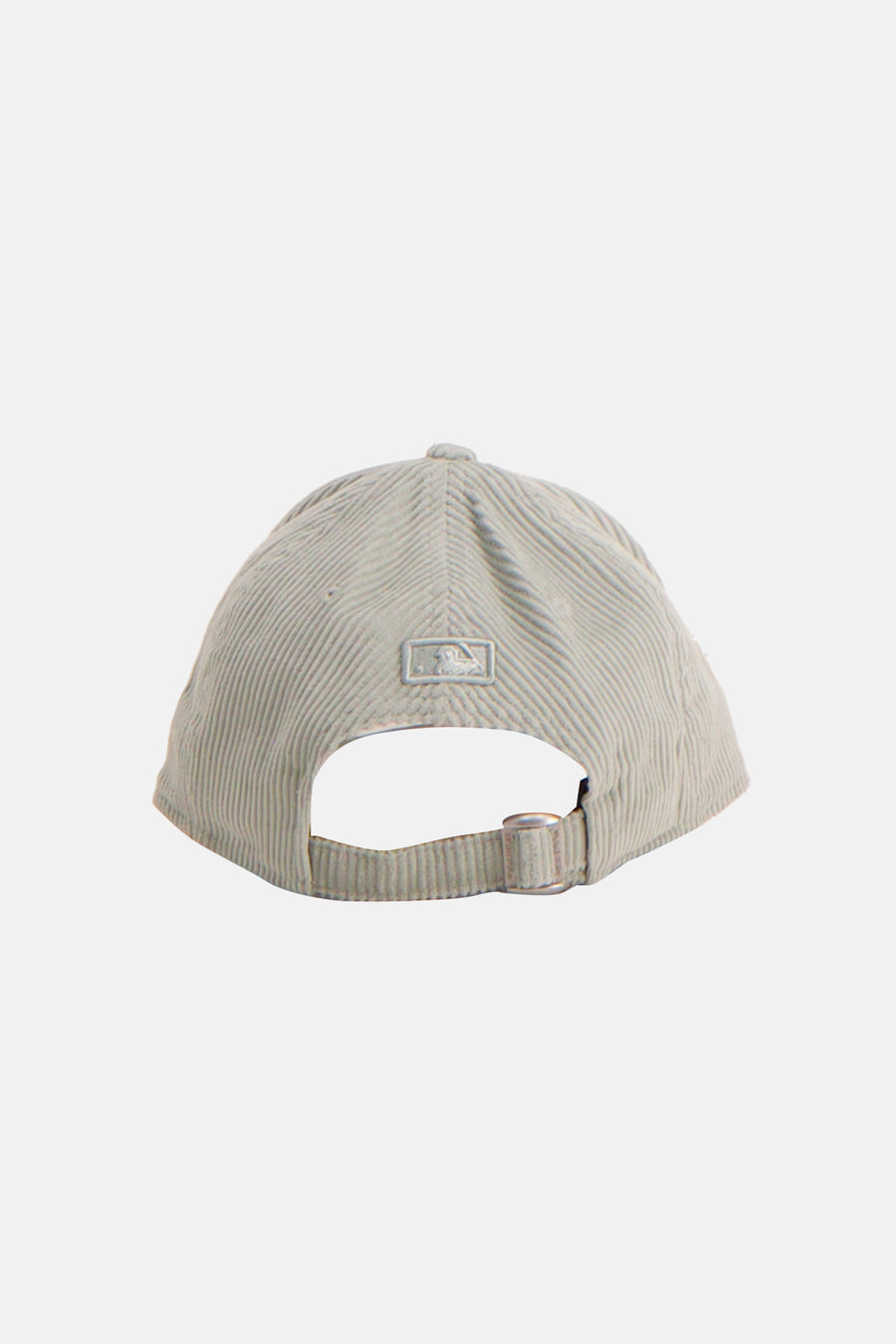 Casquette verte de NEW ERA, avec une texture velours côtelé et une sangle réglable à l'arrière.