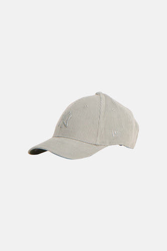 Casquette verte de NEW ERA, avec logo brodé et texture velours côtelé.