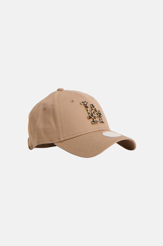 Beige pet van NEW ERA, met een luipaardprint LA-logo aan de voorkant.