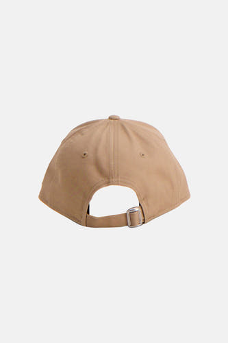 Beige pet van NEW ERA, gezien van achteren, met een verstelbare band.
