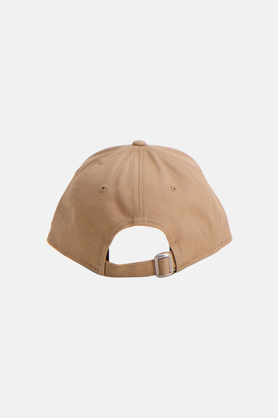Beige pet van NEW ERA, gezien van achteren, met een verstelbare band.
