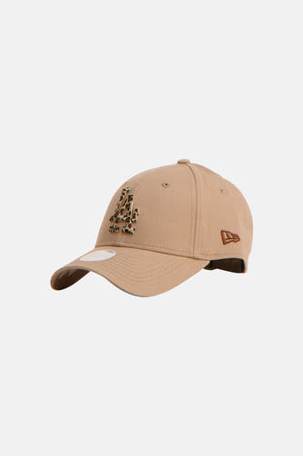 Beige pet van New Era, met luipaardprint logo aan de voorkant.