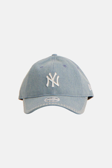 Blauwe pet van NEW ERA, met een geborduurd New York Yankees logo.
