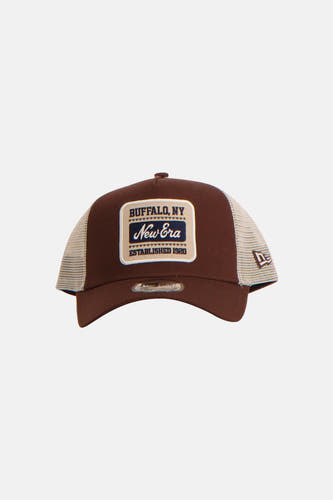 Bruine pet van New Era, met crème kleurig mesh aan de zijkant en Buffalo, NY logo op de voorkant.