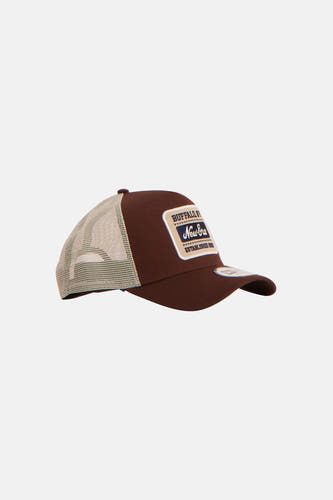 Bruine pet van NEW ERA met geborduurd logo op de voorkant en een beige mesh achterkant.