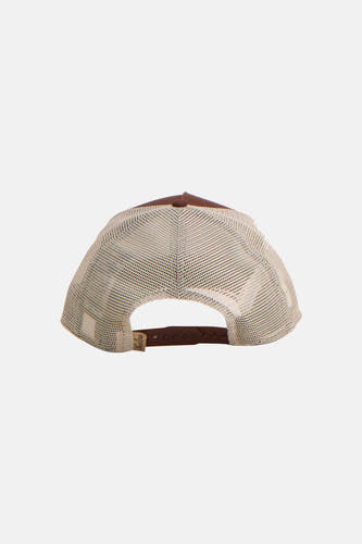 Bruine pet van NEW ERA, met beige mesh aan de achterkant en een verstelbare band.
