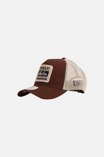 Bruine pet van New Era, met mesh achterkant en een patch met logo op de voorkant.