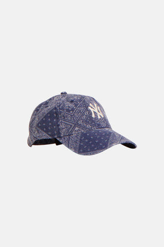 Blauwe pet van New Era met een paisley-patroon en een geborduurde New York Yankees logo.
